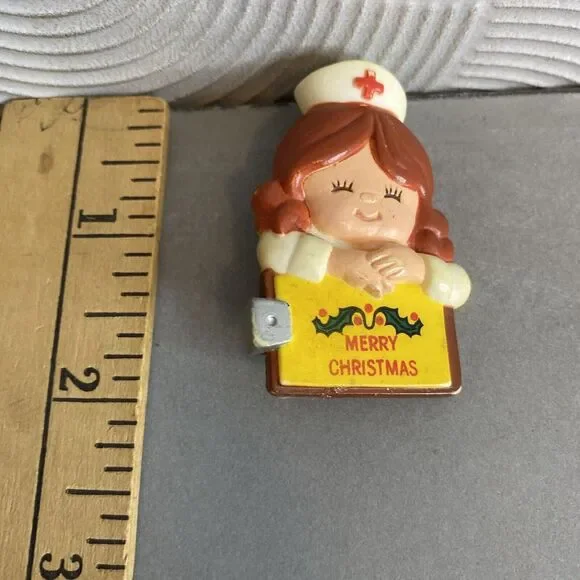 Vintage 1983 Enesco NURSE  MERRY‎ CHRISTMAS Brooch Pinback - Picture 3 of 3